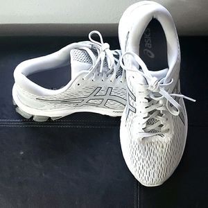 Women's athletic shoe.